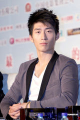 组图：《山楂树》发布会 周冬雨窦骁清纯造型亮相