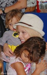 组图：伍兹前妻艾琳走出离婚阴影带子女过周末