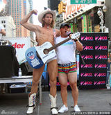 组图：美国内衣节街头狂欢 阿曼达妮可裸上身