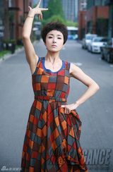 组图：黄曼街头拍写真 “拉丁舞后”俏皮可爱