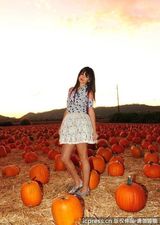 组图：赛琳娜化身乡村妙龄少女 南瓜地亲稻草人