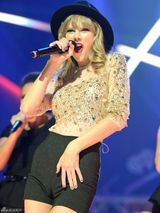 组图：泰勒-斯威夫特音乐节美丽献唱