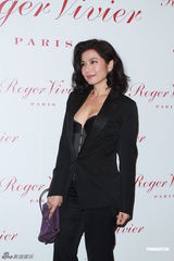 组图：钟楚红低胸马甲亮相劝后辈交友慎重