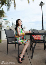 组图：周毅海边拍时尚大片 优雅转身展异域魅力