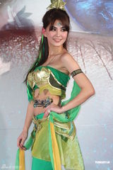 组图：昆凌沾周董光代言 不介意当“J女郎”