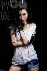 组图：张辛苑媚眼咬唇大片 被誉水果硬糖