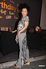 组图：汪明荃获粉丝送蛋糕鲜花 提前贺64岁生日