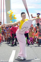 组图：容祖儿台北封桥拍MV 白马助阵