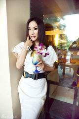 组图：徐黛妮白领风写真大片 述足球宝贝的困扰