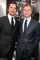 组图：贝尔和哈迪携妻甜蜜亮相《蝙蝠侠》首映