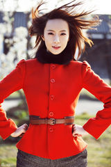 组图：韩晓红色质感写真展温暖笑容