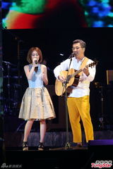 组图：李宗盛桃红衬衫开唱 称林忆莲唱得更好