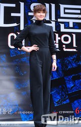 组图：李诗英穿露背装宣传恐怖片《预告杀人》