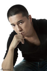 组图：王雷最新写真曝光 谍战剧《天敌》首演打戏