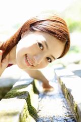 组图：逢泽丽奈夏日写真比基尼秀身材