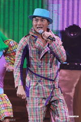 组图：张智霖开唱怀抱儿子亮相 张柏芝任嘉宾