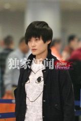 组图：李宇春深夜携白衣男进餐同返公寓