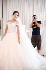 独家：何洁浪漫婚照曝光 赫子铭亲掌镜系拉链