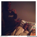 组图：蕾哈娜发与祖母合影纪念亲人过世