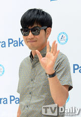 组图：韩星李钟赫花衬衫墨镜出席时尚活动