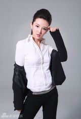 组图：张译匀初秋写真曝光 率性洒脱引中性风潮