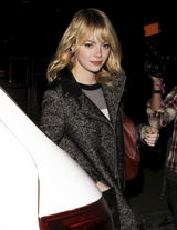 组图：艾玛-斯通穿呢大衣娇俏玩转纽约