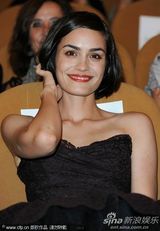 高清：《无果之路》首映女主演秀蕾丝裙 蜜挽男搭档