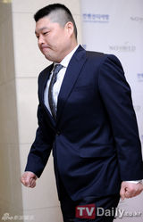 组图：韩星姜虎东刘在石贺好友禹成民大婚