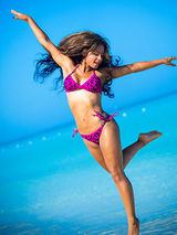 组图：克里斯蒂娜-米兰比基尼秀美胸 激情似火