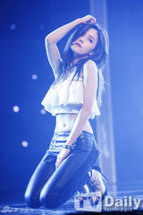 组图：SHINee回归打榜军服风帅气 女团露腰秀腿