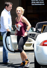 组图：布兰妮紧身运动裤现身街头 美臀紧翘浑圆