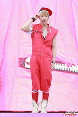 组图：香港巨蛋音乐节f(x)领衔冒台风献歌舞