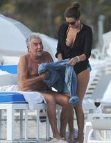 组图：90后小女友乳沟诱人 帮73岁时尚大佬更衣