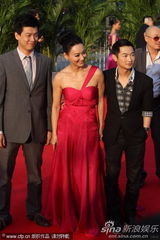 组图：惠英红亮相百花红毯 鲜红长裙气场强大