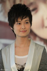 高清图：李宇春获中国邮政青睐 签售明信片遭围堵