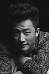 组图：黄轩黑白大片真空上阵 雅痞小生初长成