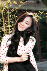 幻灯图：霍思燕早春写真 甜美微笑令人怦然心动