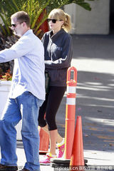 组图：斯威夫特黑外套出街 墨镜遮面举止低调