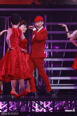 组图：张学友演唱会首场劲歌热舞 不服老摆一字马