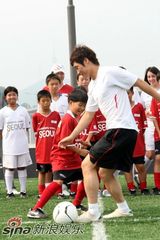 幻灯图集：Rain和曼联选手参加青少年慈善足球活动