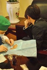 幻灯图：刘谦险断指缝七针 能否回复尚待观察