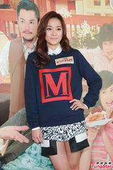 组图：黄宗泽澄清绯闻证单身 与岑丽香拍亲热戏