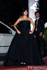 组图：姜素拉黑色低胸长裙气质高贵柔美