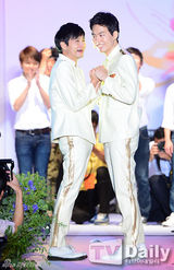 组图：韩导与同性恋人高调完婚 河莉秀等道贺