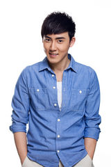 组图：张睿阳光写真 蓝色衬衫青春休闲