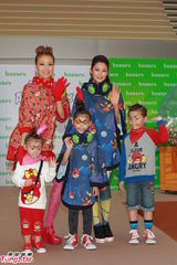 组图：容祖儿喜欢孩子显母爱 支持男友新歌