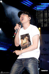 幻灯图：萧亚轩黄立行等献爱心 放声夕阳音乐会