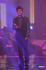 组图：谭咏麟杜丽莎携手开唱 钟镇涛等好友助阵