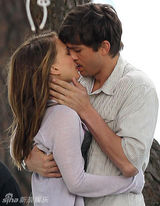 组图：光棍节你不孤单 甜蜜热吻送给你