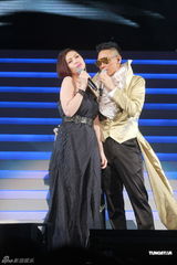 组图：苏永康香港开唱众星捧场 与钟镇涛互戴高帽